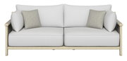 Frontale Ansicht eines modernen 2-Sitzer Loungesofas mit hellgrauen Kissen und einem hellen Holzrahmen.