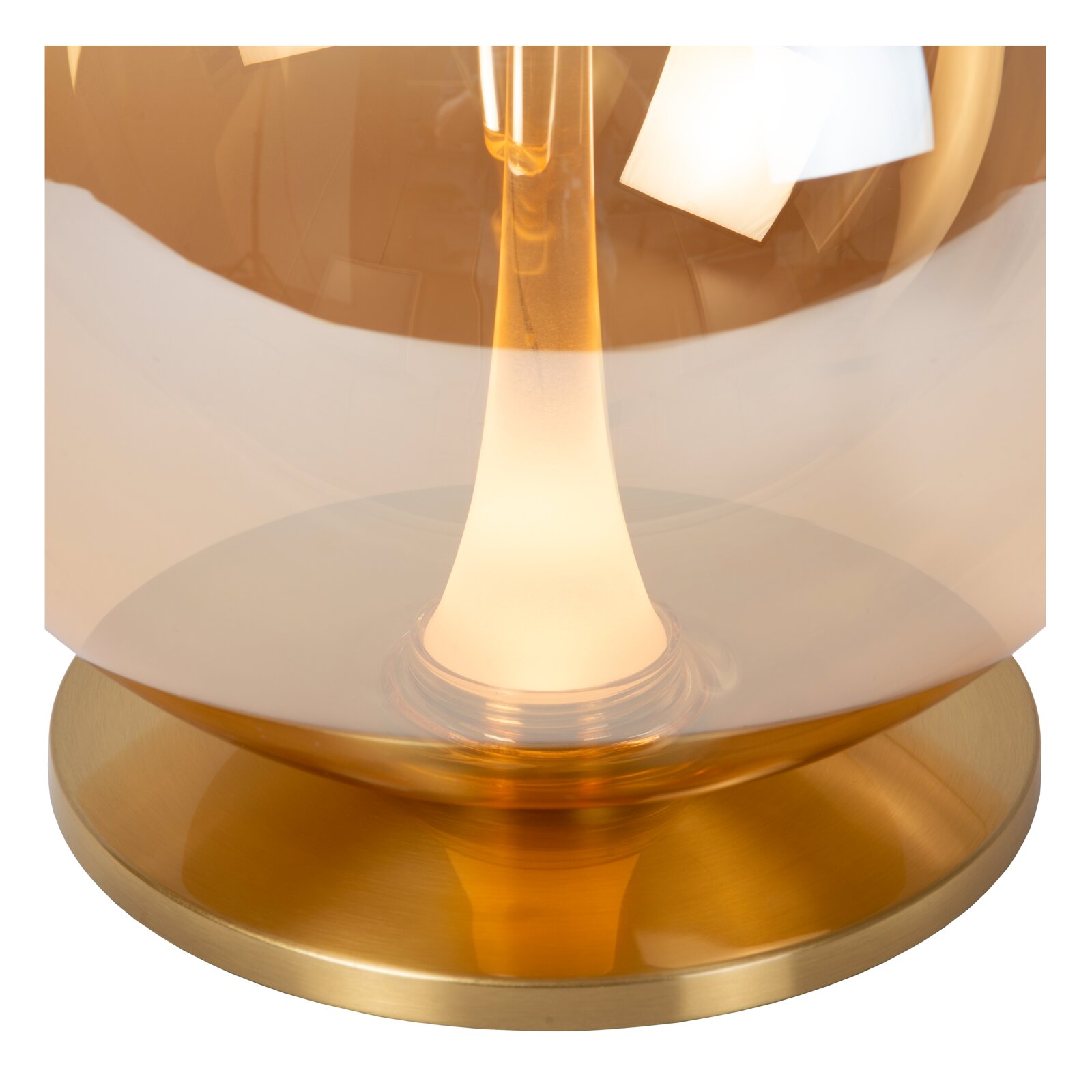 Nahaufnahme von unten auf eine moderne Tischlampe mit amberfarbenem Glas, warm leuchtender Lichtquelle und rundem Messingfuß, frontal zentriert.