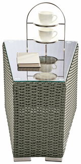 Rattan-Seitentisch mit Glasplatte, darauf ein Buch und ein zweistufiger Ständer mit Tassen, aus einer leicht erhöhten Perspektive fotografiert.