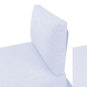 Detailansicht eines Loungesofas mit hellgrauem Stoffbezug, seitliche Perspektive auf Rückenlehne und Sitzfläche.