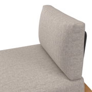 Detailansicht eines Loungesofas mit hellgrauem Stoffbezug, seitliche Perspektive auf Rückenlehne und Sitzfläche.