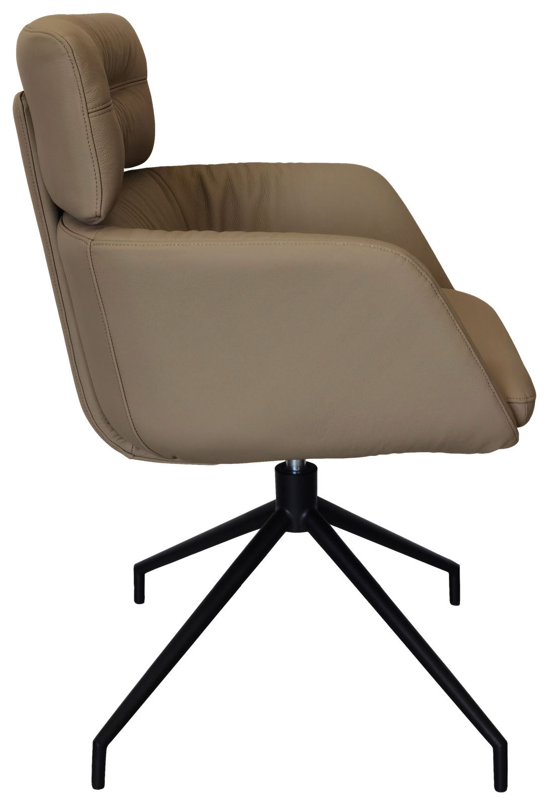 Seitliche Ansicht eines beigen Armlehnstuhls mit schwarzem Metallgestell und gepolsterter Rückenlehne.