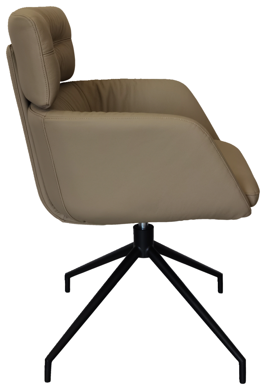 Seitliche Ansicht eines beigen Armlehnstuhls mit schwarzem Metallgestell und gepolsterter Rückenlehne.