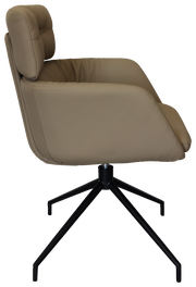 Seitliche Ansicht eines beigen Armlehnstuhls mit schwarzem Metallgestell und gepolsterter Rückenlehne.