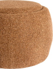 Brauner, rundlicher Pouf/Hocker mit grob gewebtem Stoffbezug, Detailansicht aus schräger Seiten- und leicht von oben Perspektive vor weißem Hintergrund