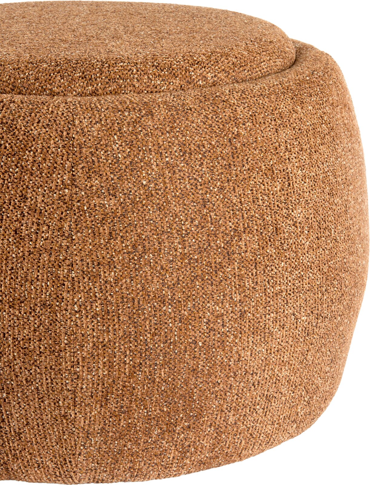 Brauner, rundlicher Pouf/Hocker mit grob gewebtem Stoffbezug, Detailansicht aus schräger Seiten- und leicht von oben Perspektive vor weißem Hintergrund