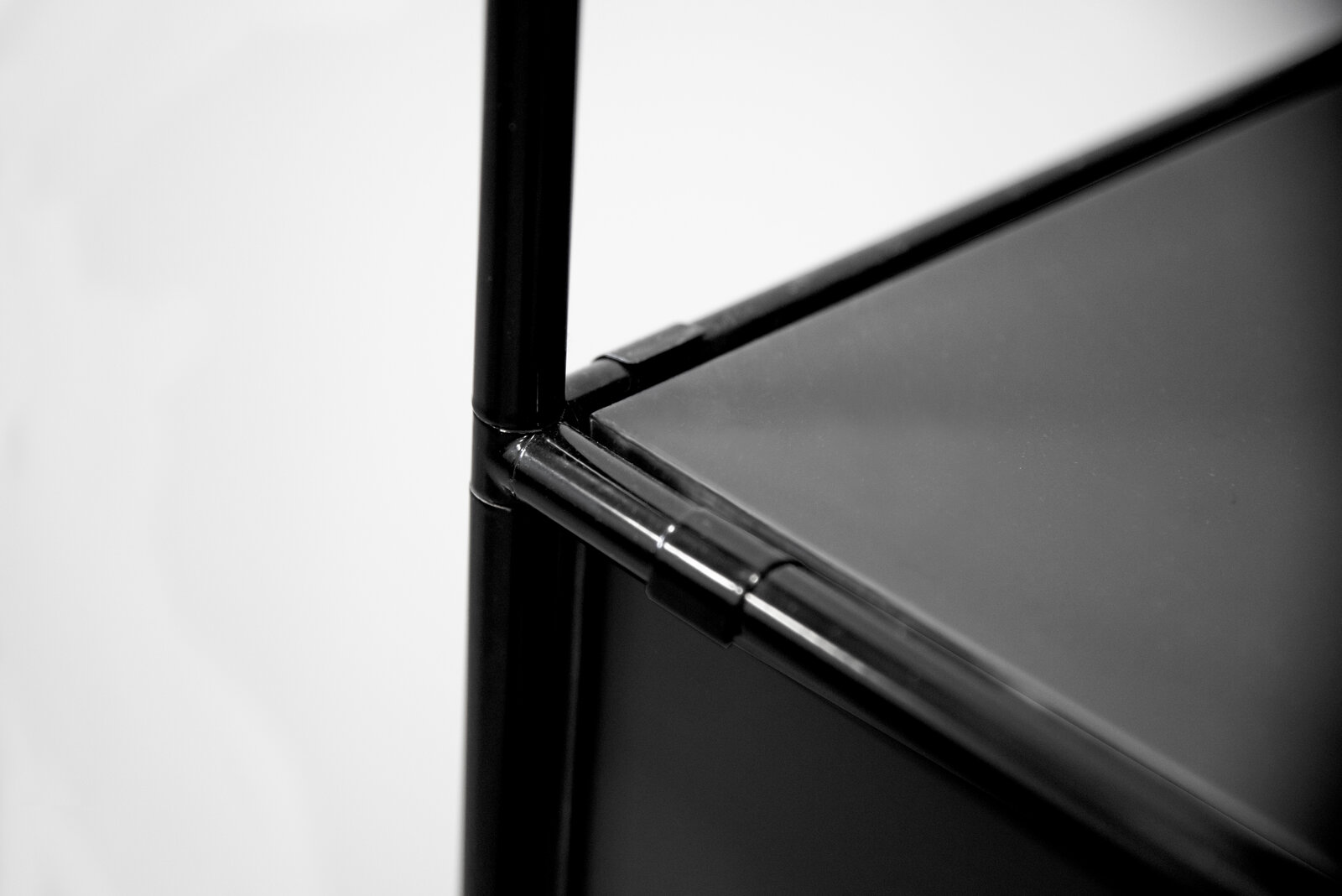 Nahaufnahme eines schwarzen Aktenregals mit Metallrahmen, seitliche Perspektive