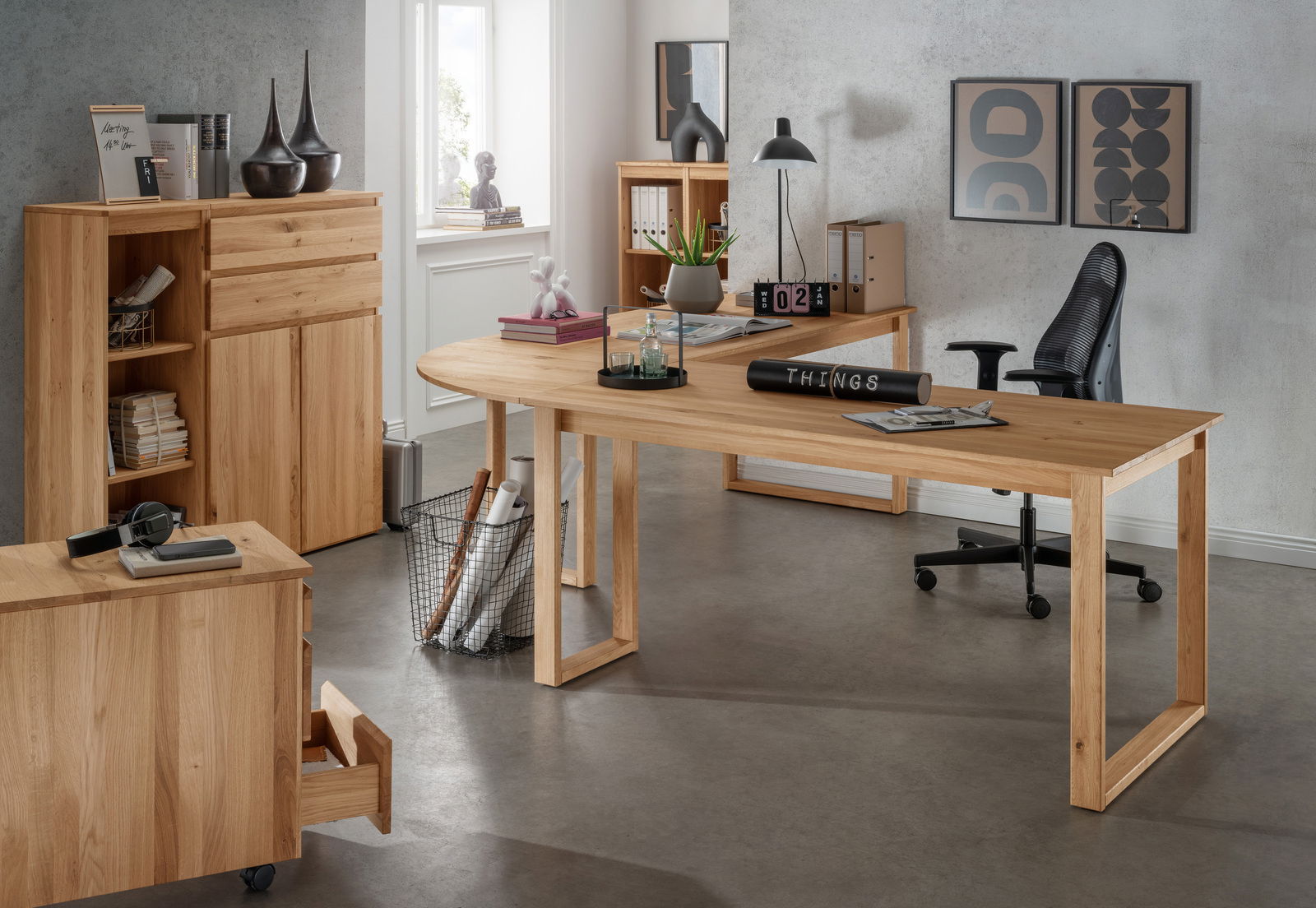 Linea Natura Eckschreibtischkombination DURABLE OFFICE Moderne Büroumgebung mit Eckschreibtischkombination aus Holz, Rollcontainer und Aktenschränken, seitliche Perspektive.