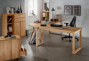 Moderne kantooromgeving met een hoekbureaucombinatie van hout, rolcontainers en archiefkasten, gezien vanaf de zijkant.