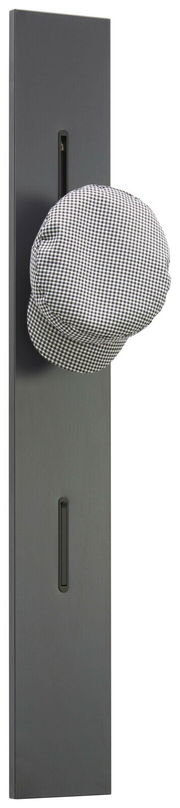 Garderobenpaneel in dunklem Design mit einem Haken, auf dem eine karierte Mütze hängt, seitliche Perspektive.