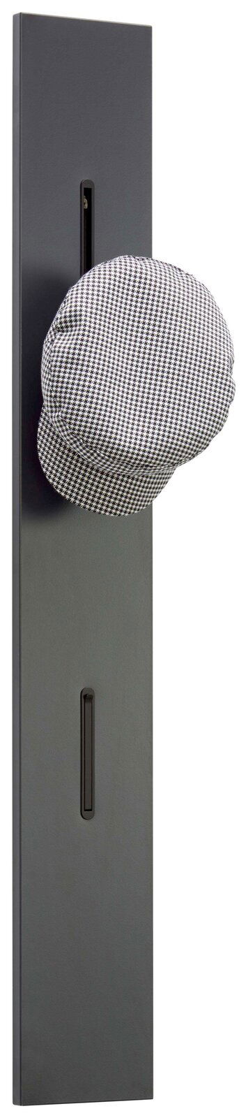 Moderano Garderobenpaneel BASIC Garderobenpaneel in dunklem Design mit einem Haken, auf dem eine karierte Mütze hängt, seitliche Perspektive.