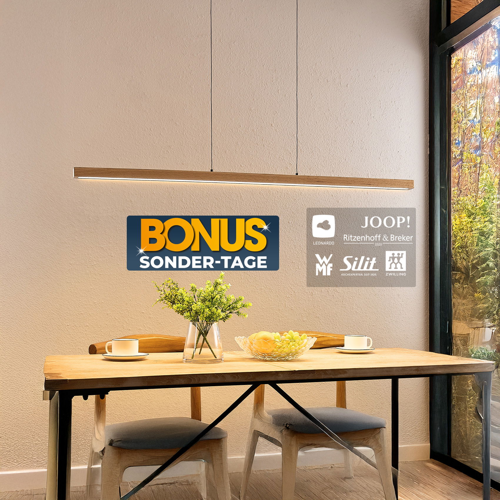Esstisch mit Pendelleuchte, Deko und „Bonus Sonder-Tage“-Hinweis sowie Markenlogos an der Wand