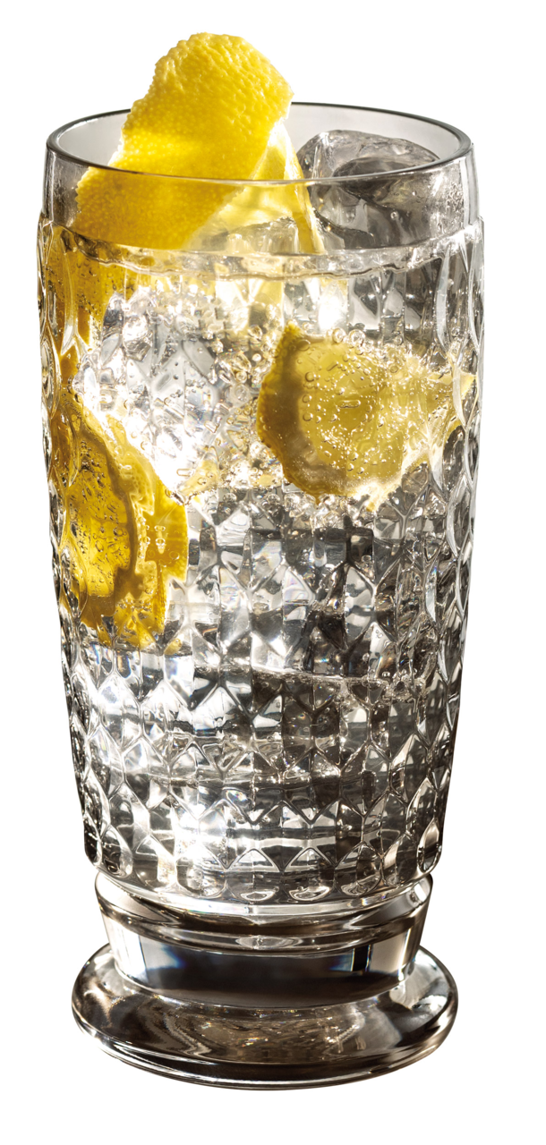 Nahaufnahme eines Longdrink- oder Bierbechers Boston mit Eiskugeln und Zitronenscheiben, von der Seite betrachtet.