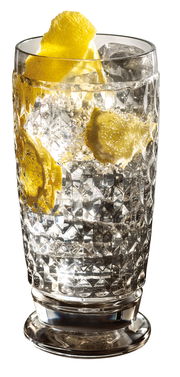 Nahaufnahme eines Longdrink- oder Bierbechers Boston mit Eiskugeln und Zitronenscheiben, von der Seite betrachtet.