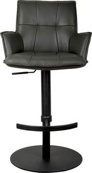 Dunkelgrauer Barhocker mit gepolsterter Rückenlehne und Armlehnen, schwarzem Metallgestell und rundem Tellerfuß, frontal von vorne fotografiert.