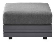 Grauer Loungesessel mit quadratischer Sitzfläche, seitliche Perspektive