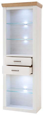 Hoge witte vitrinekast in landhuisstijl met houten kroonlijst bovenaan, twee lades, drie glazen planken en ledverlichting, vrijstaand, vooraanzicht licht van rechts