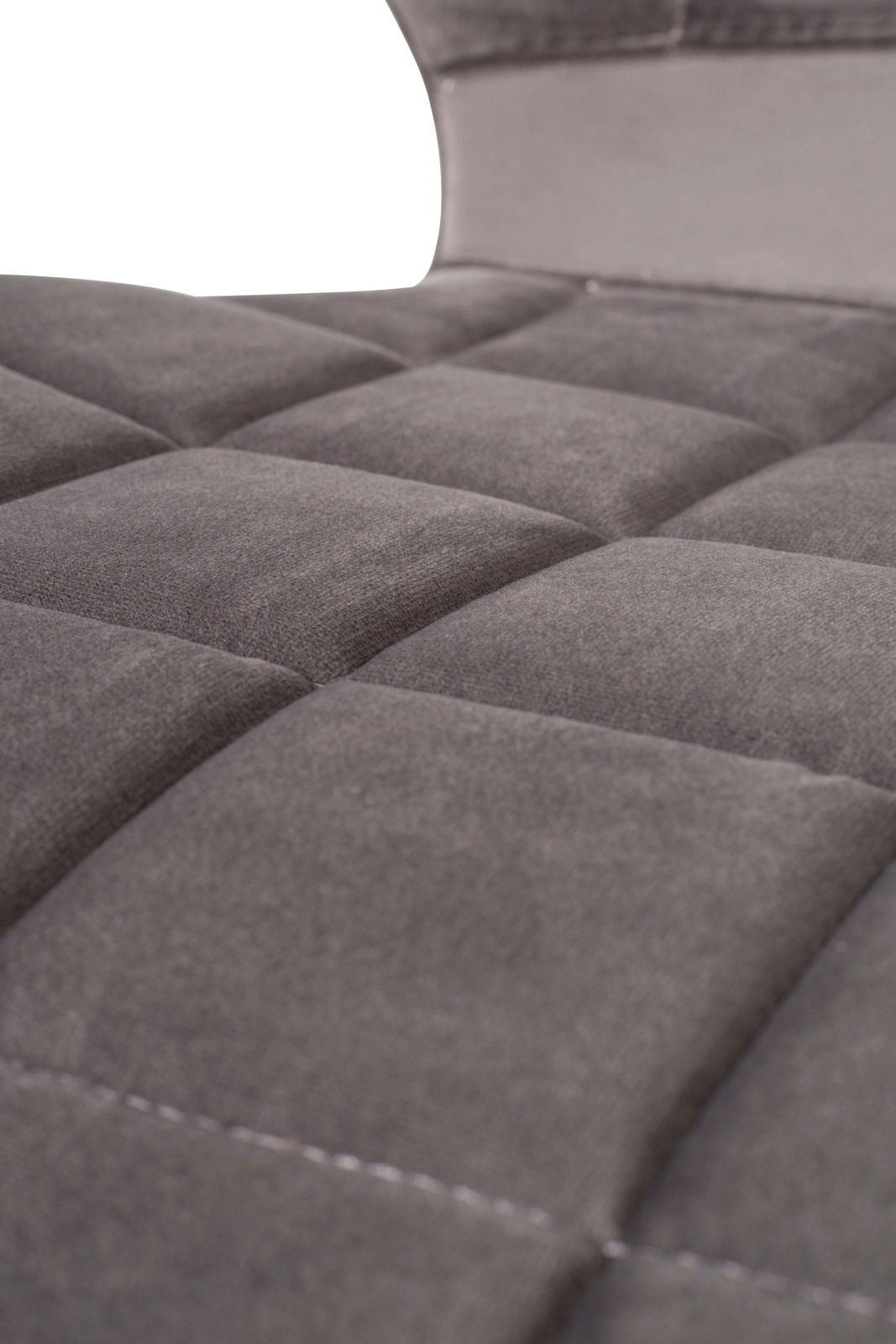 Nahaufnahme eines grauen, gepolsterten Stuhlsitzes mit quadratischem Muster, von der Seite betrachtet.