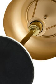 Nahaufnahme einer goldenen Tischleuchte von unten, die den Lampenschirm und den Ständer zeigt.