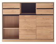 Frontale Ansicht eines modernen Bücherregals aus Holz mit mehreren offenen und geschlossenen Fächern.