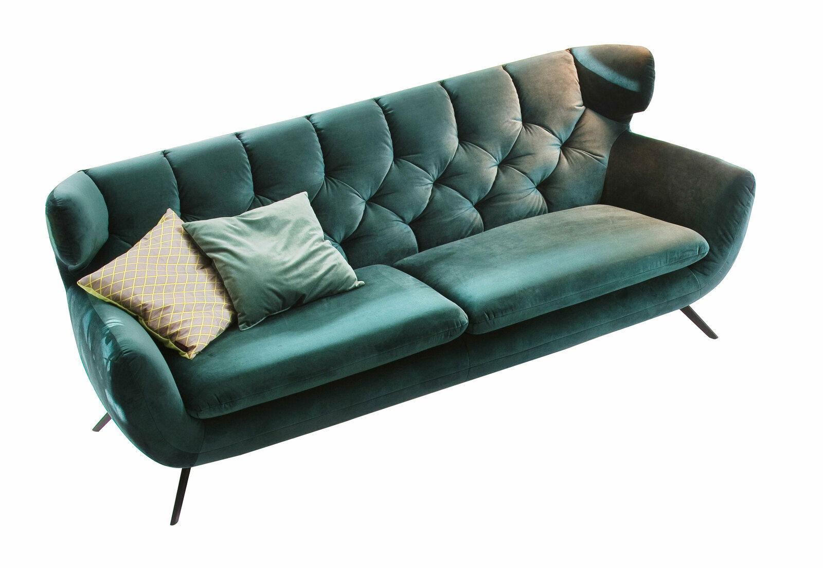 Grünes, zweisitziges Sofa mit zwei Kissen, schräg von oben fotografiert.