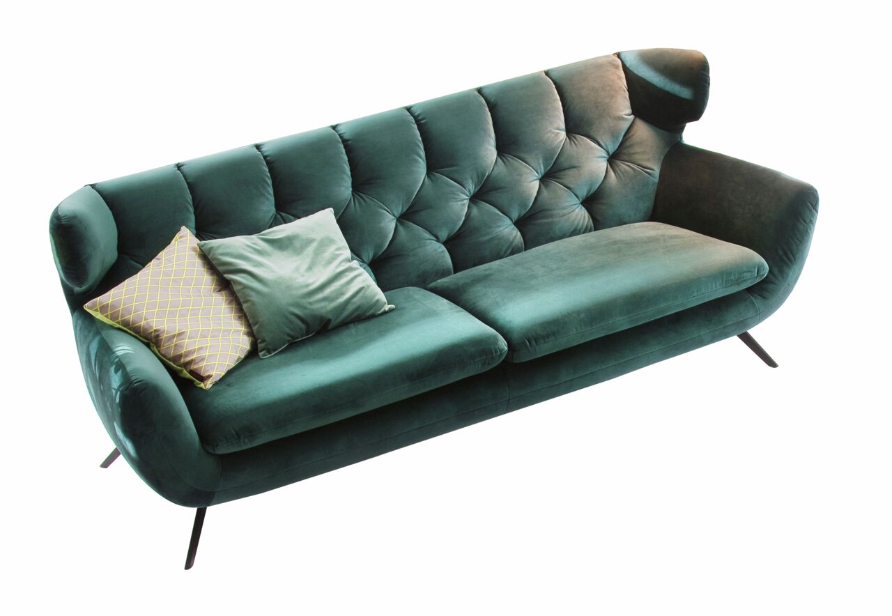 Grünes, zweisitziges Sofa mit zwei Kissen, schräg von oben fotografiert.