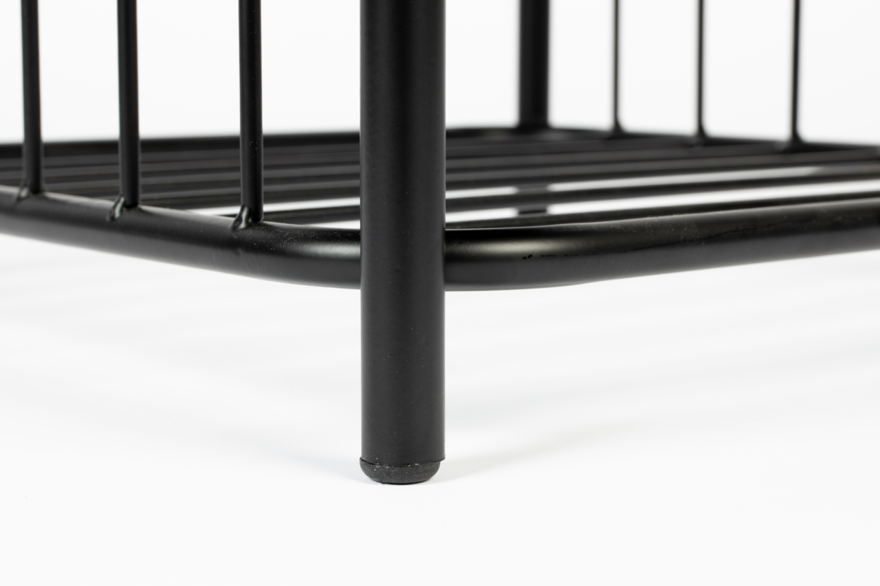 Nahaufnahme eines schwarzen Metallgestells eines Hockers, perspektivisch von unten fotografiert.