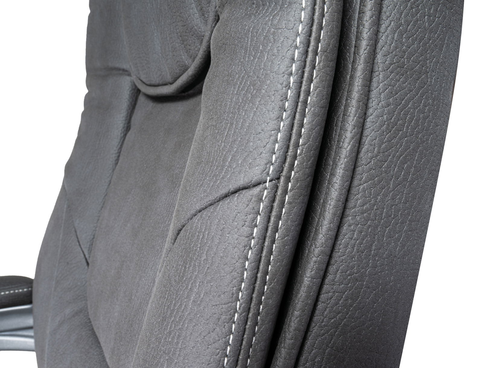 Nahaufnahme eines grauen Chefsessels mit sichtbaren Nähten und Textur, seitliche Perspektive