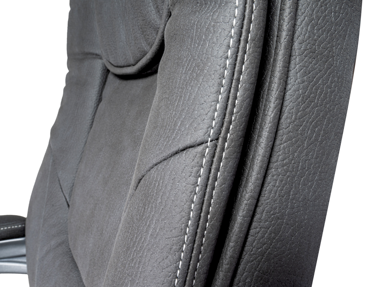 Nahaufnahme eines grauen Chefsessels mit sichtbaren Nähten und Textur, seitliche Perspektive