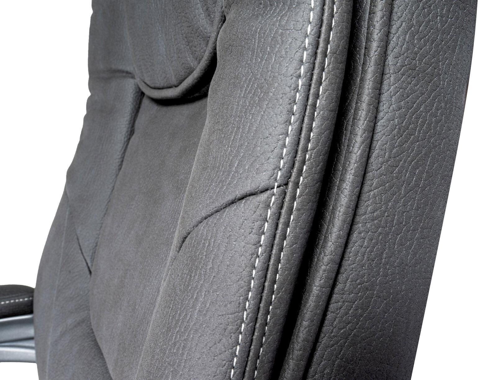 Nahaufnahme eines grauen Chefsessels mit sichtbaren Nähten und Textur, seitliche Perspektive