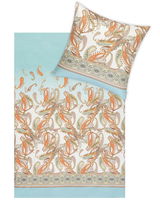Bettwäsche-Set mit Paisley-Muster in Orange und Grün auf weißem Hintergrund, mit türkisfarbenem Rand, aus der Vogelperspektive.
