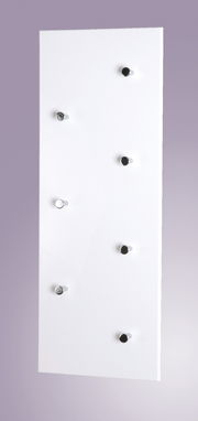 Weiße Wandgarderobe mit sechs Haken, seitliche Perspektive