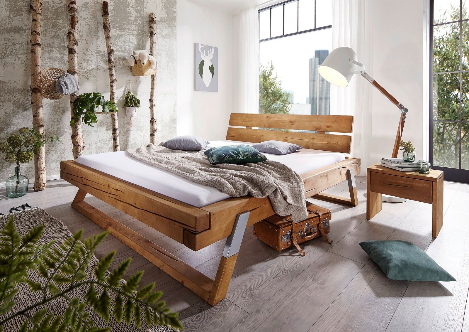 Holzbalkenbett in einem modernen Schlafzimmer, seitliche Perspektive, mit Dekorationen und natürlichem Licht.