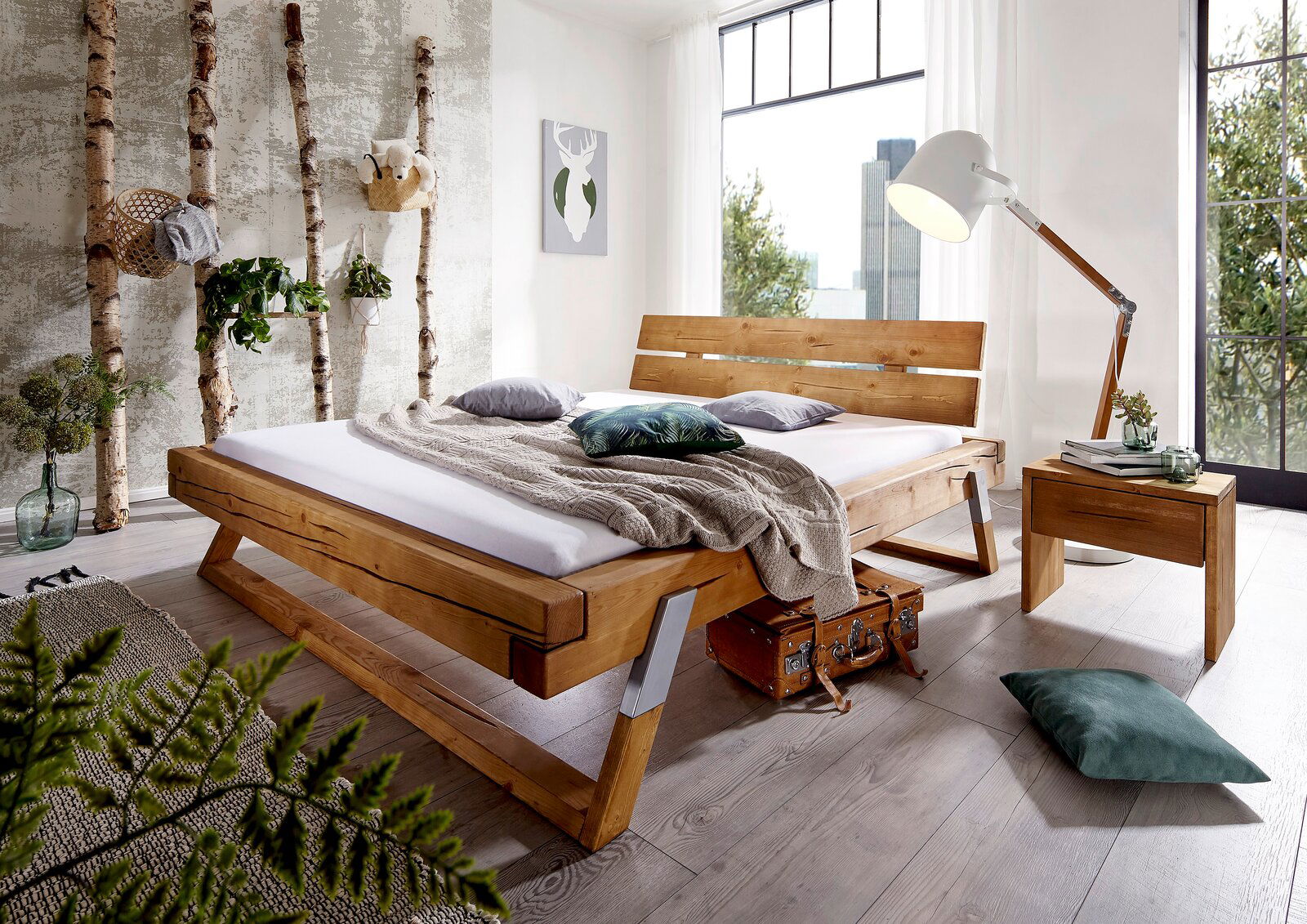 Holzbalkenbett in einem modernen Schlafzimmer, seitliche Perspektive, mit Dekorationen und natürlichem Licht.