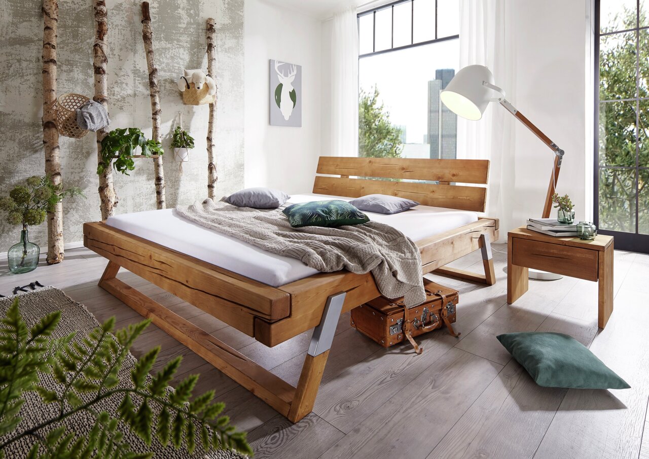 Holzbalkenbett in einem modernen Schlafzimmer, seitliche Perspektive, mit Dekorationen und natürlichem Licht.