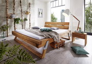 Holzbalkenbett in einem modernen Schlafzimmer, seitliche Perspektive, mit Dekorationen und natürlichem Licht.