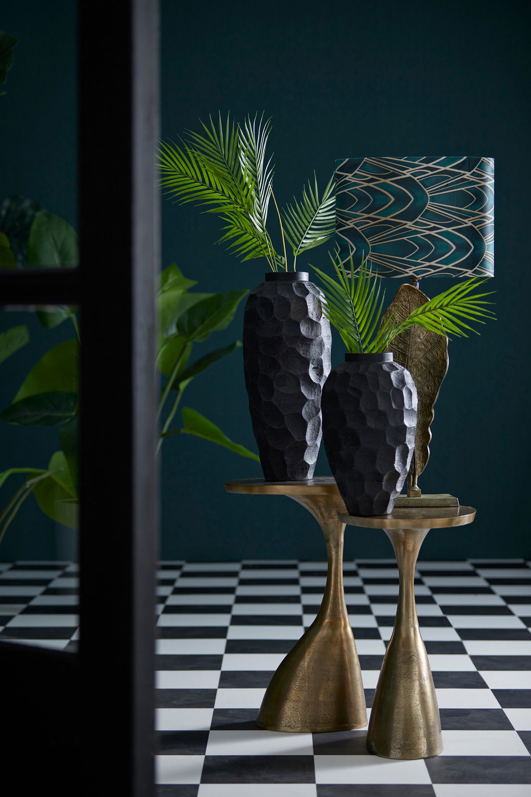 Goldener Beistelltisch mit zwei Vasen und einer Lampe, seitliche Perspektive