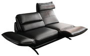 Modernes schwarzes Ledersofa mit verstellbaren Kopfstützen und Armlehnen, seitliche Perspektive