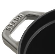 Nahaufnahme des Griffs eines ovalen Bräters von Staub, Perspektive von oben