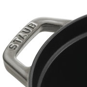 Nahaufnahme des Griffs eines ovalen Bräters von Staub, Perspektive von oben