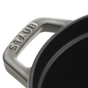 Nahaufnahme des Griffs eines ovalen Bräters von Staub, Perspektive von oben