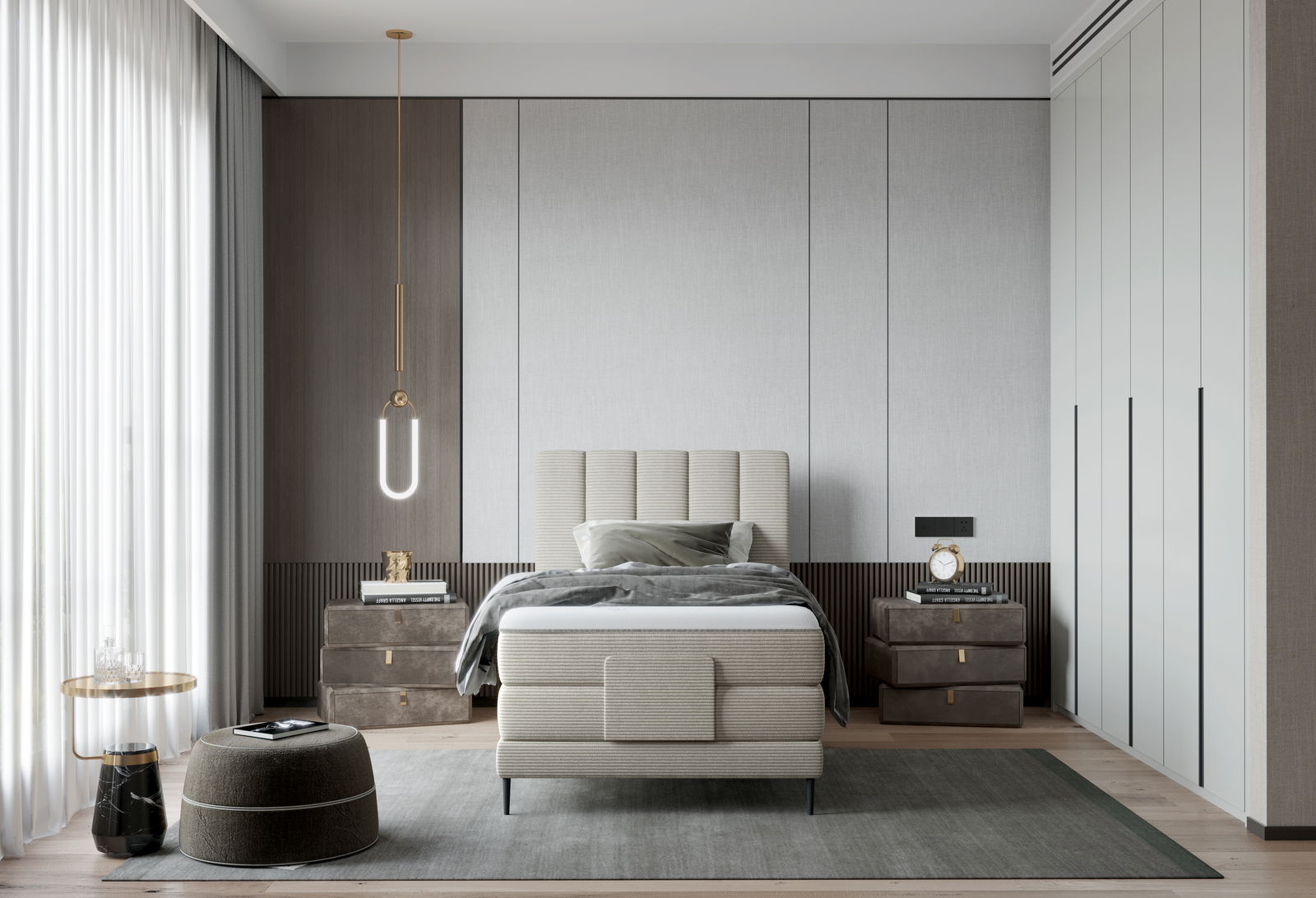 Modernes Boxspringbett in einem stilvollen Schlafzimmer, frontal aufgenommen. Das Bett ist mit einem gepolsterten Kopfteil ausgestattet und steht auf einem Teppich. Neben dem Bett befinden sich Nachttische und eine Hängelampe.