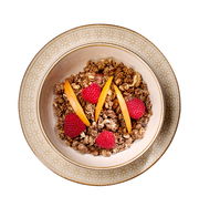 Dessertteller Omara 21cm beige, von oben fotografiert, gefüllt mit Müsli, Himbeeren und Pfirsichscheiben.