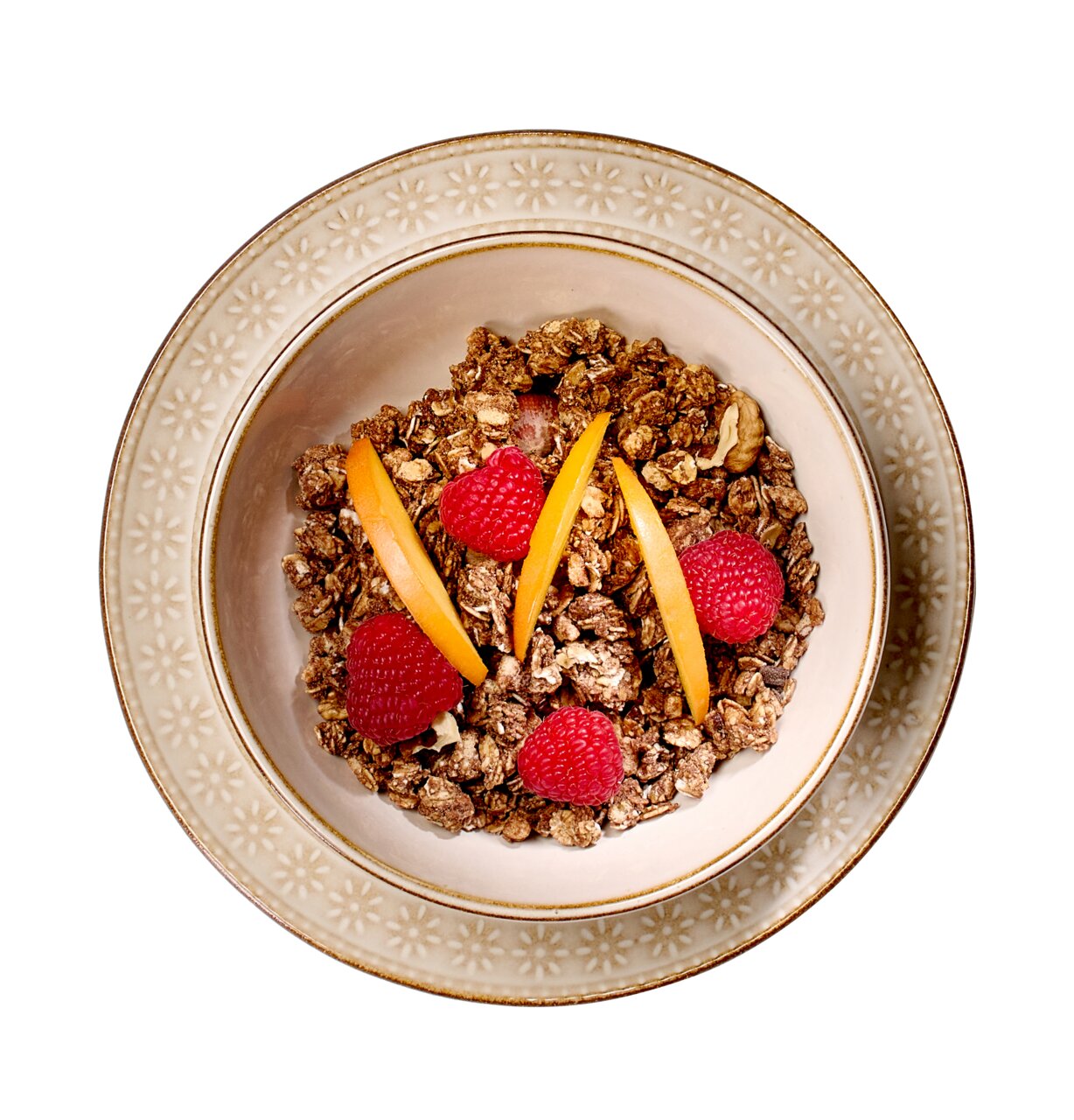 Dessertteller Omara 21cm beige, von oben fotografiert, gefüllt mit Müsli, Himbeeren und Pfirsichscheiben.