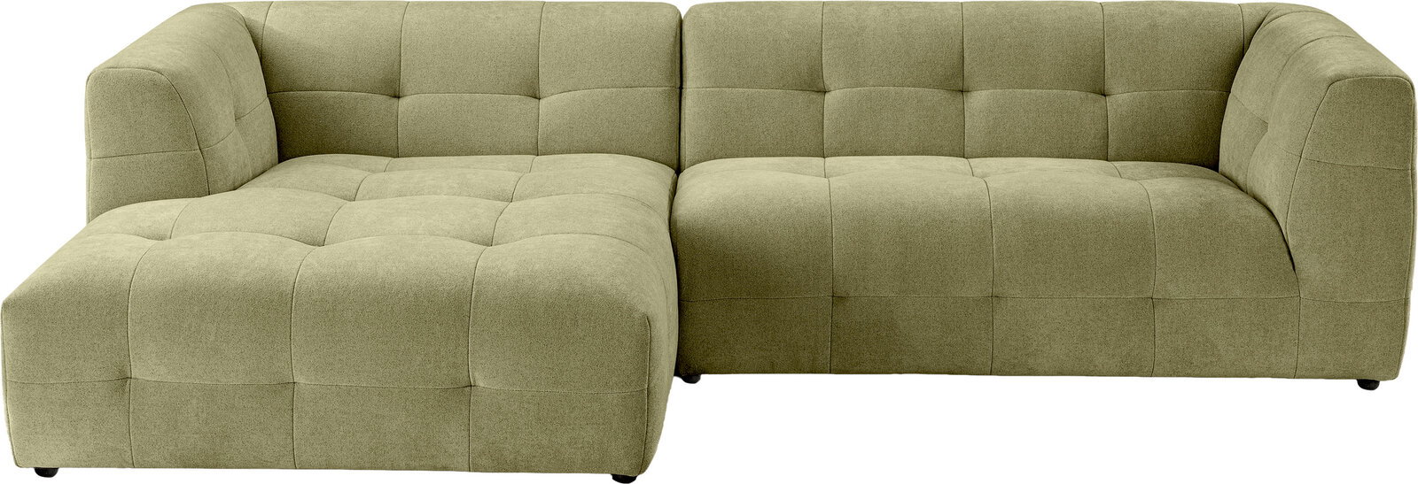 Olivgrünes, gepolstertes Ecksofa mit linksseitiger Ottomane/Chaiselongue und quadratischer Steppung, freigestellt vor weißem Hintergrund, Ansicht schräg von vorn