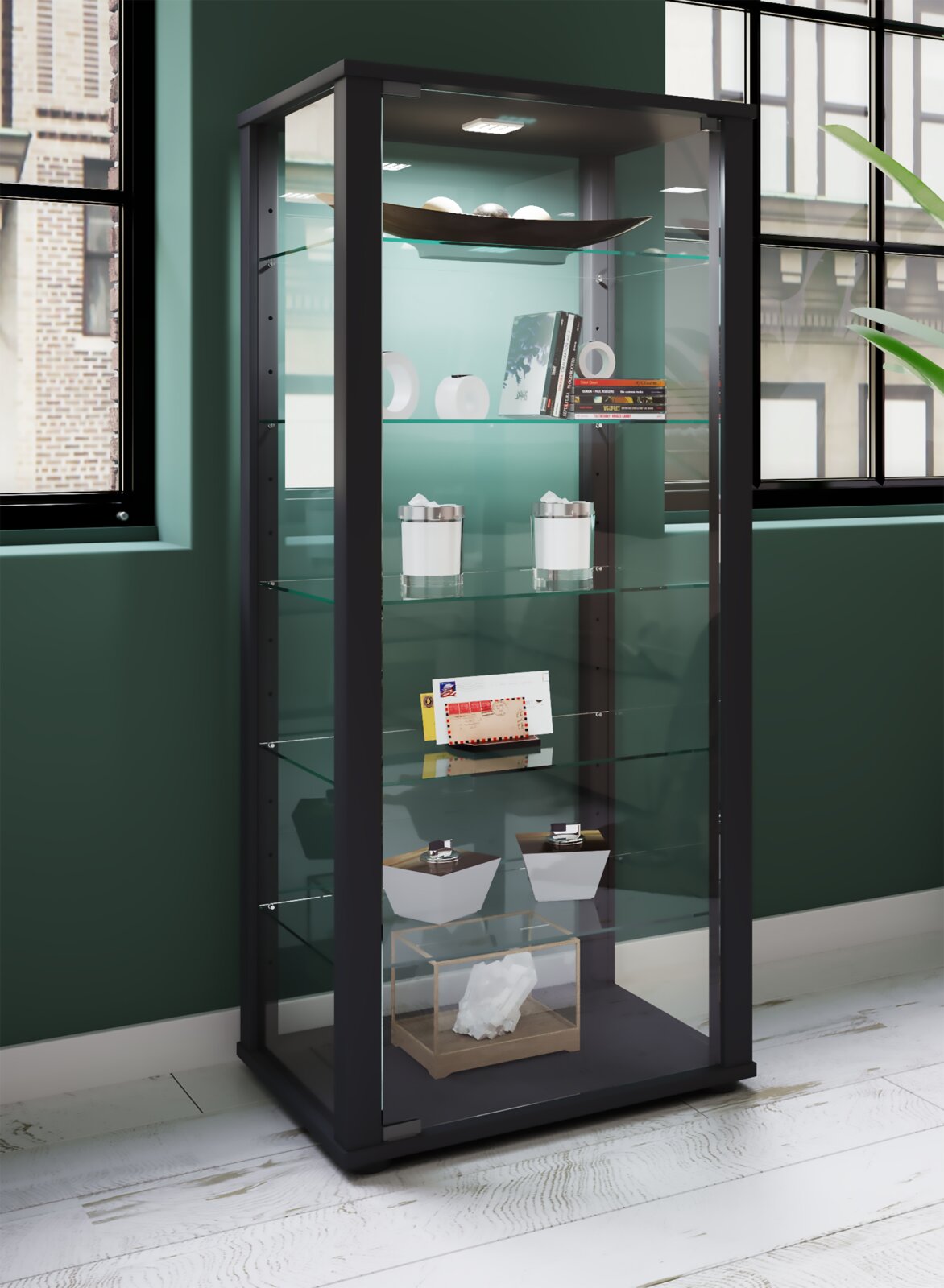 Schwarze Glasvitrine mit transparenten Glastüren und mehreren Glasböden, innen beleuchtet und mit Deko-Objekten bestückt, fotografiert aus leicht schräger Frontansicht.