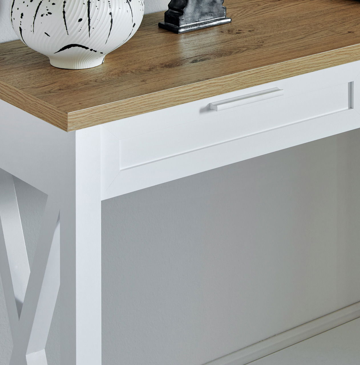Weiße Konsole mit Holzplatte, seitliche Perspektive
