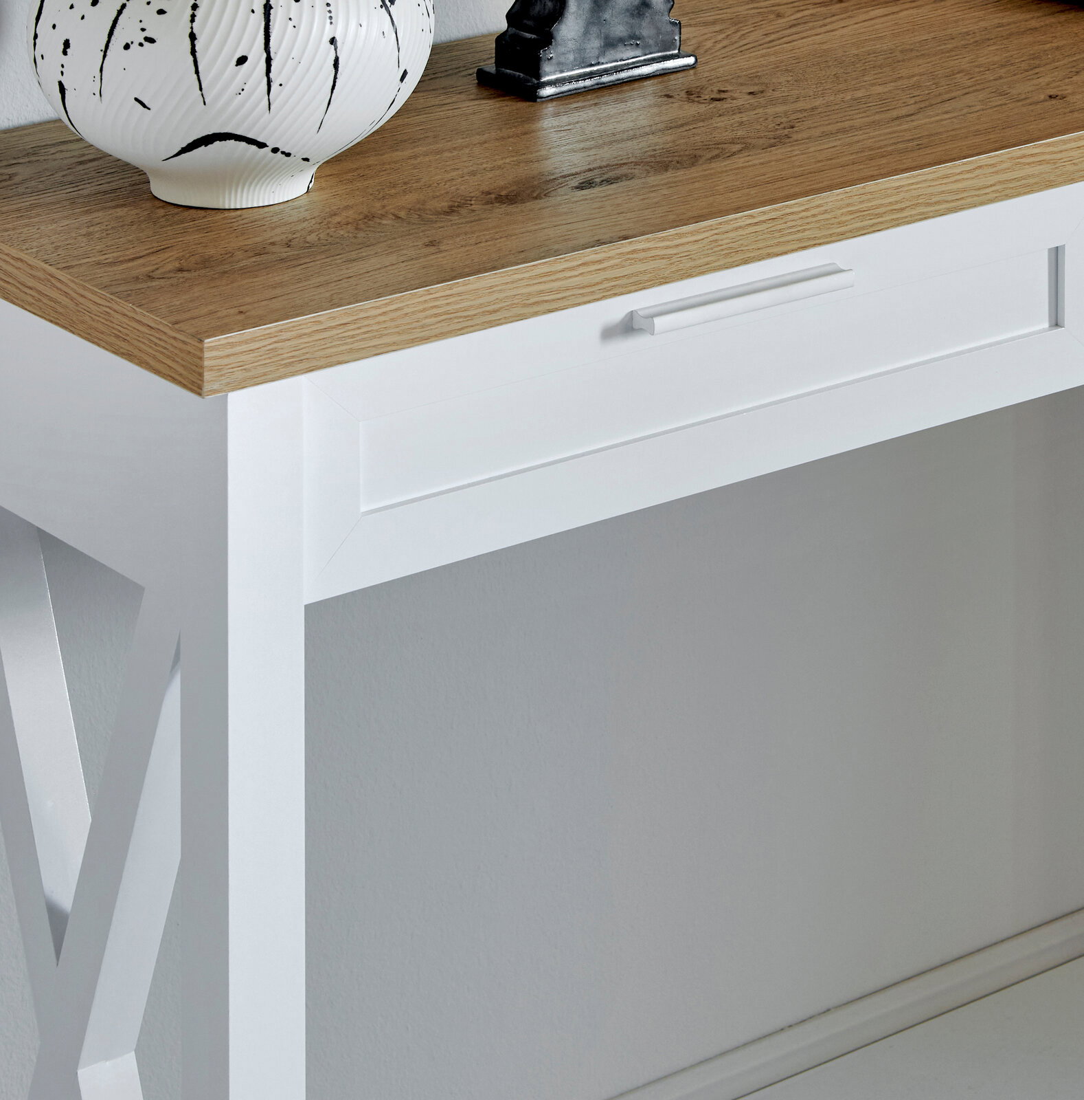 Weiße Konsole mit Holzplatte, seitliche Perspektive