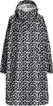 Grau-schwarzer Regenponcho mit Leopardenmuster, Kapuze mit Kordelzug und seitlichen Taschen, frontal von vorn freigestellt dargestellt
