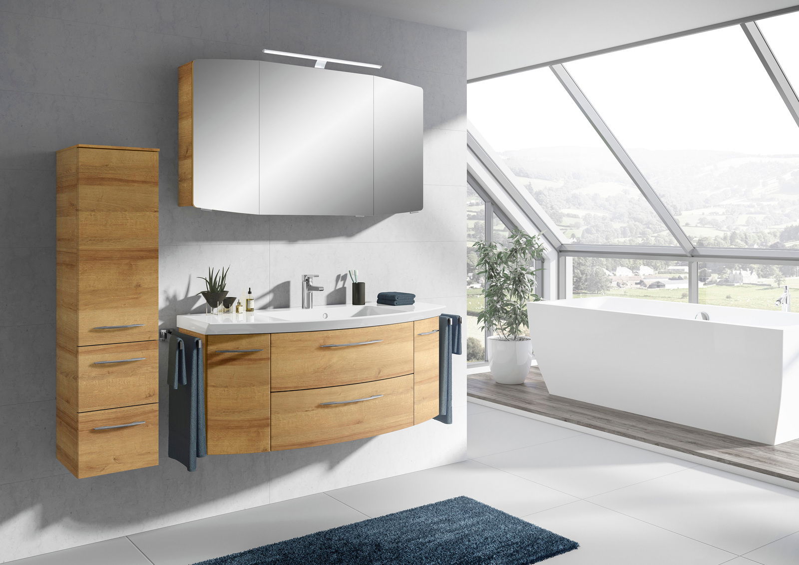 Moderne Badkombination mit Holzoptik, bestehend aus einem Waschtisch mit Schubladen, einem großen Spiegel und einem hohen Schrank, seitliche Perspektive.